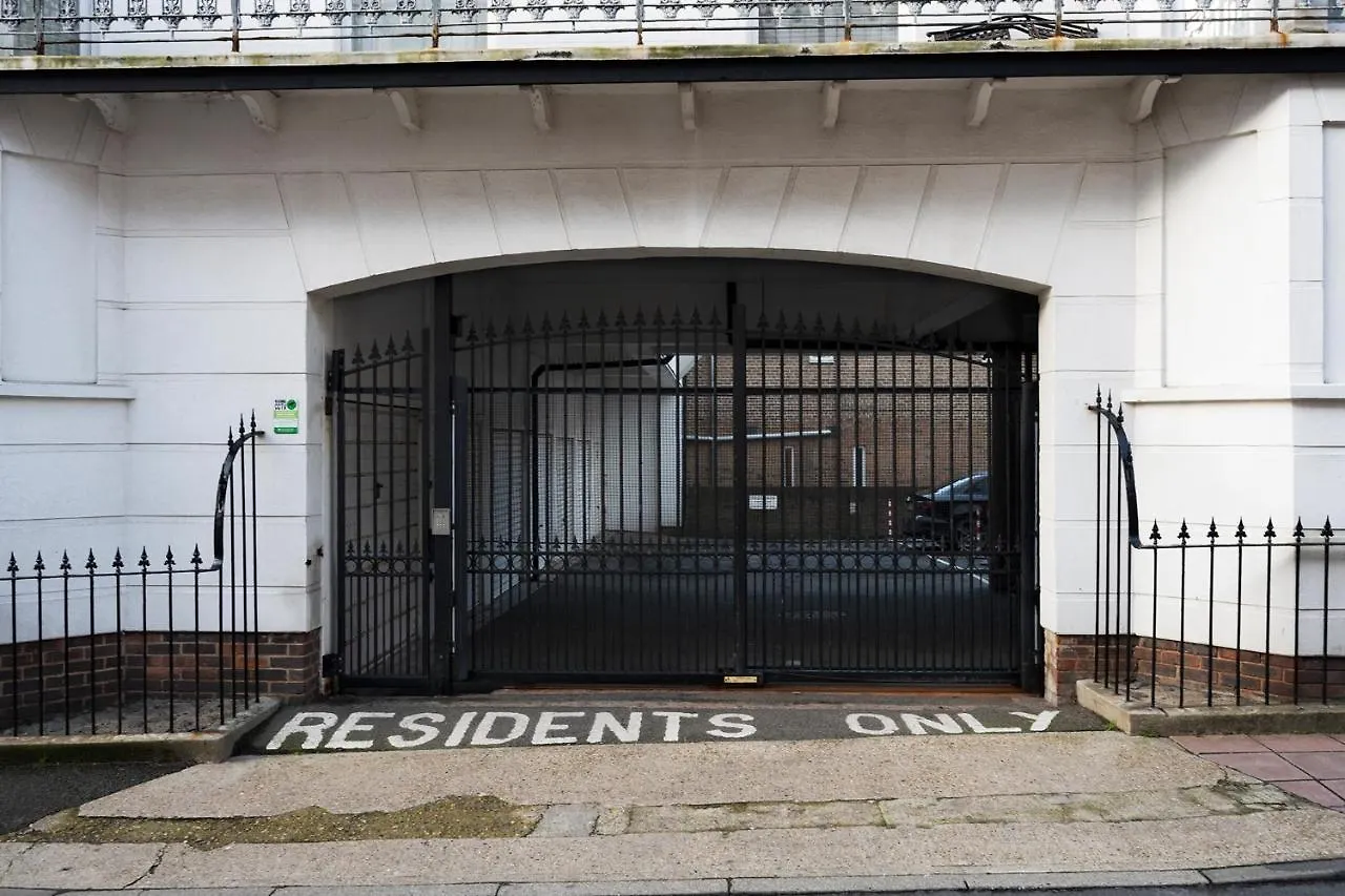 Burlington Street With Free Parking Nr Brighton College And Hospital Apartment